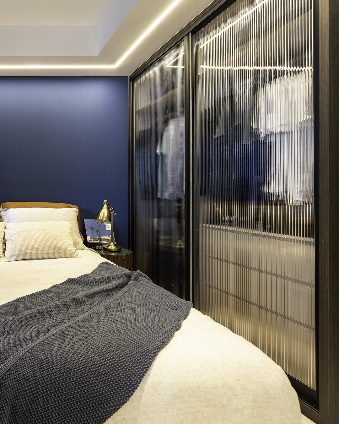 Bedroom-Bed-v1-Right
