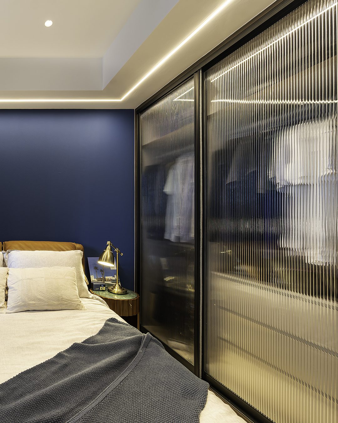 Bedroom-Bed-v2-Right