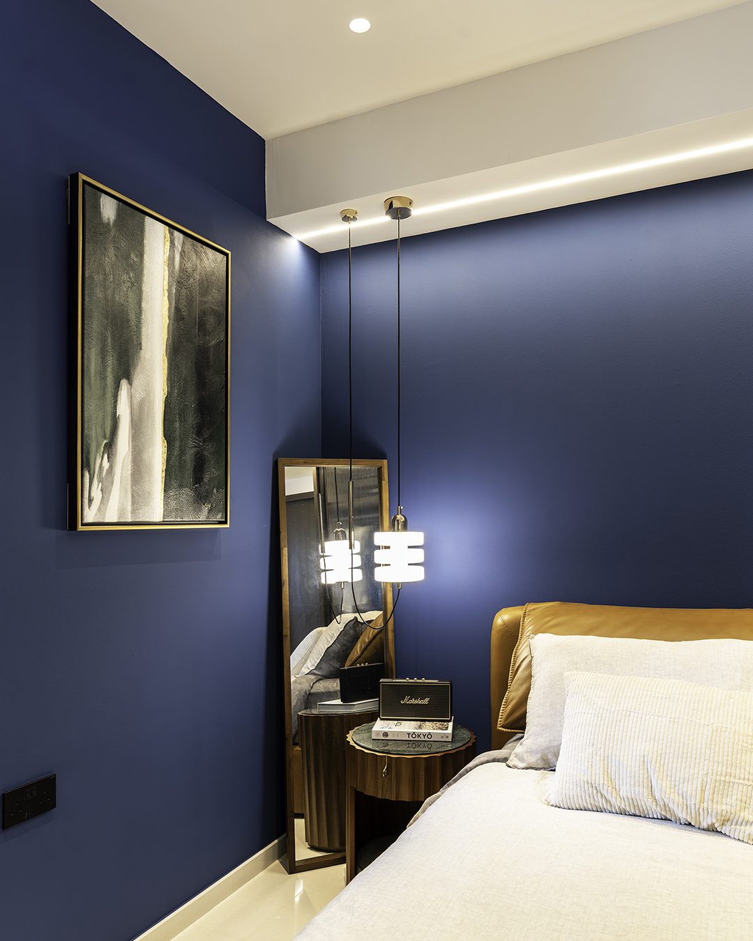 Bedroom-Close-Up-Pendent-Light