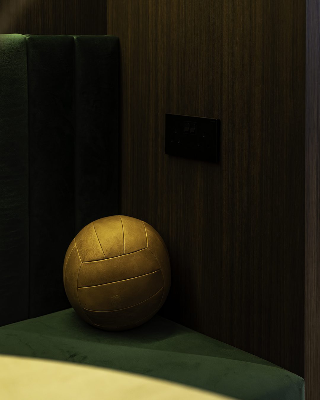 Dining-Details-Ball-On-Bench