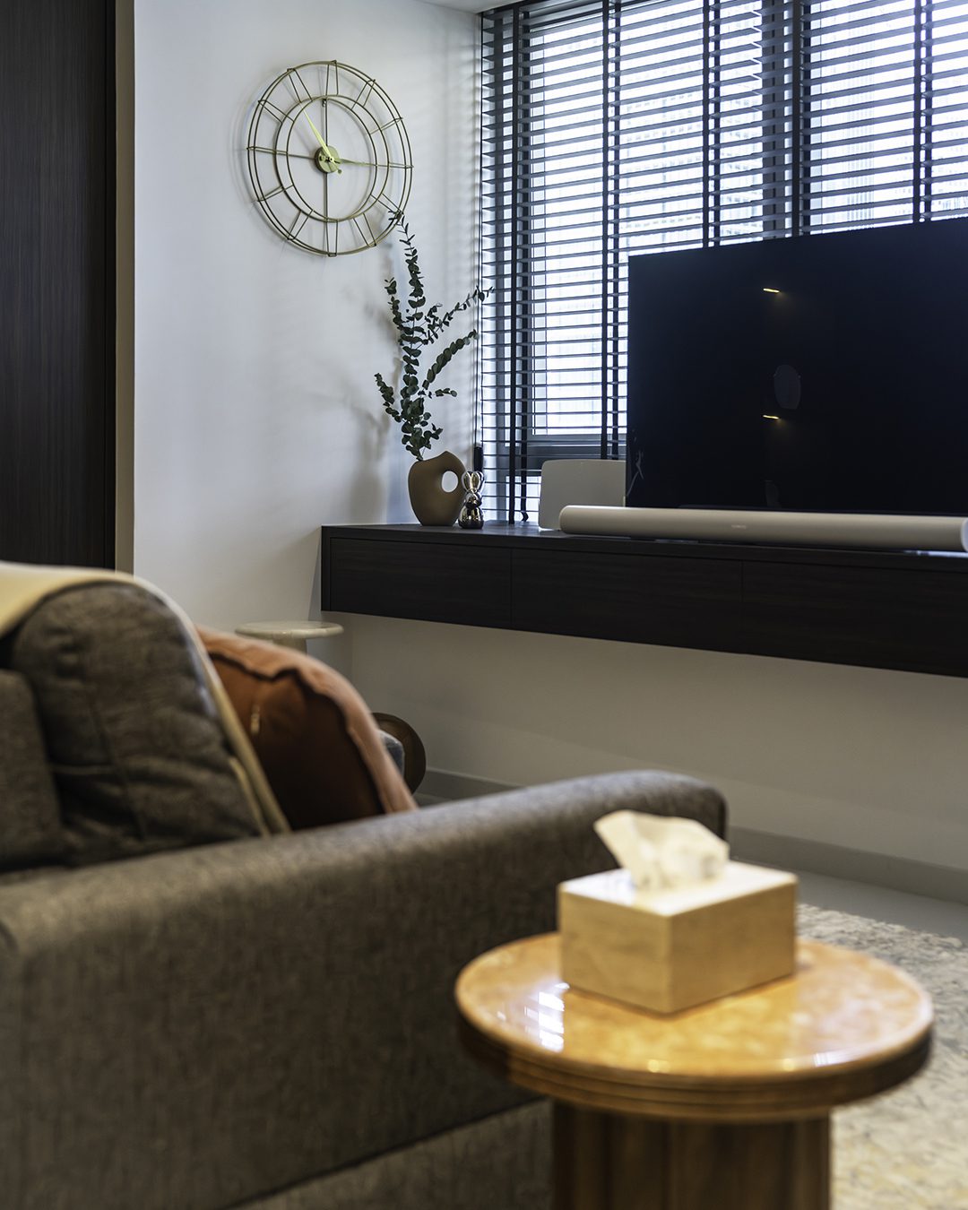 Living-Wall-Clock-Angle-View